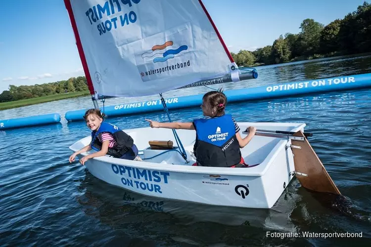Kinderen maken gratis kennis met de watersport tijdens Optimist on Tour in Huizen