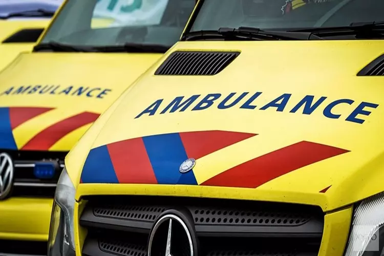 Auto vliegt uit de bocht in Laren: twee volwassenen en drie kinderen gewond