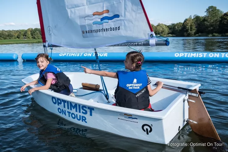Kinderen maken gratis kennis met de watersport bij Optimist on Tour tijdens de Huizer Havendag