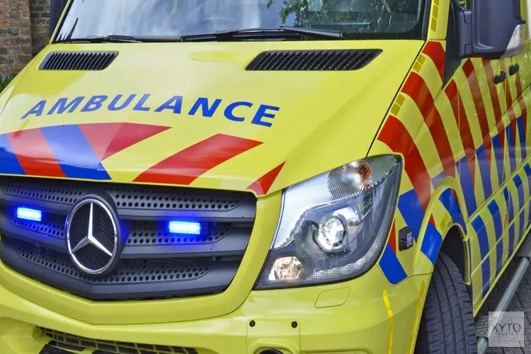 N236 dicht na ernstig ongeluk bij &#39;s Graveland: bestuurder door omstanders uit auto in water gehaald