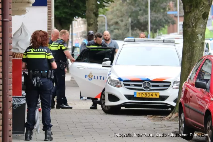 Man botst tegen vangrail en slaat op de vlucht