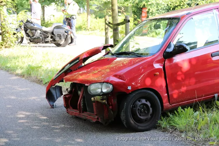 Auto total loss na botsing met motor