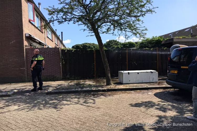 Buurtbewoners blussen zelf brandende schutting.