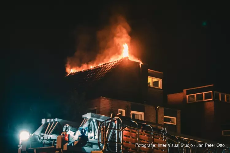 Brand door blikseminslag in woning Hilversum