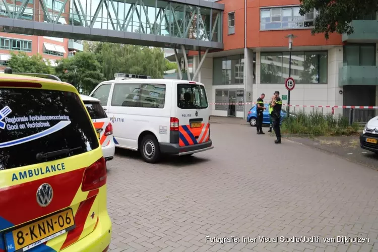 Dode gevonden op straat bij verzorgingshuis in Hilversum