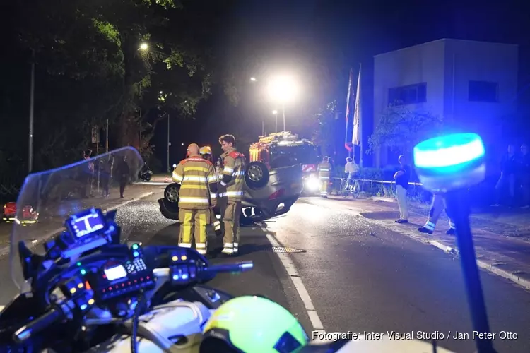 Auto op de kop in Hilversum