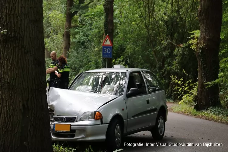 Auto knalt met volle vaart tegen boom in Naarden