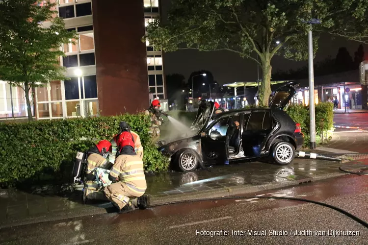 Auto crasht tegen stoplicht en vliegt in brand in Weesp