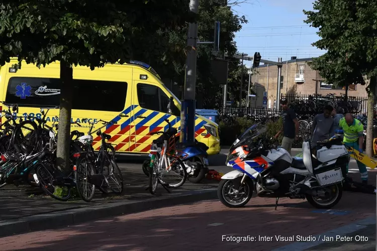 Bromfietser in aanrijding met auto in Hilversum