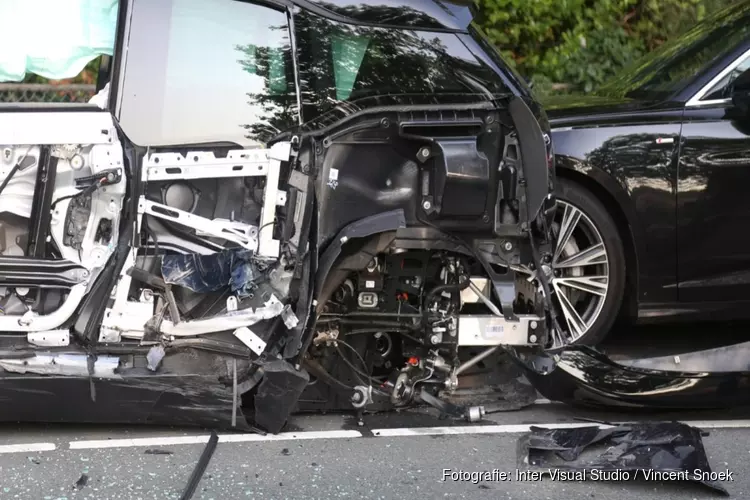 Veel schade door botsing met drie auto&#39;s bij werkzaamheden in Blaricum