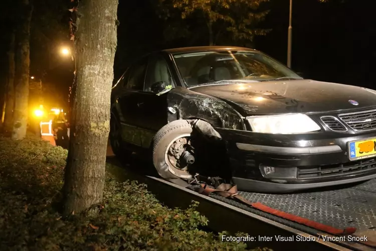 Auto tegen boom in Laren