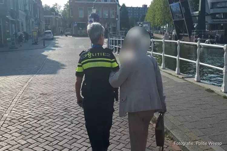 Weesper agenten brengen verdwaalde verwarde vrouw thuis