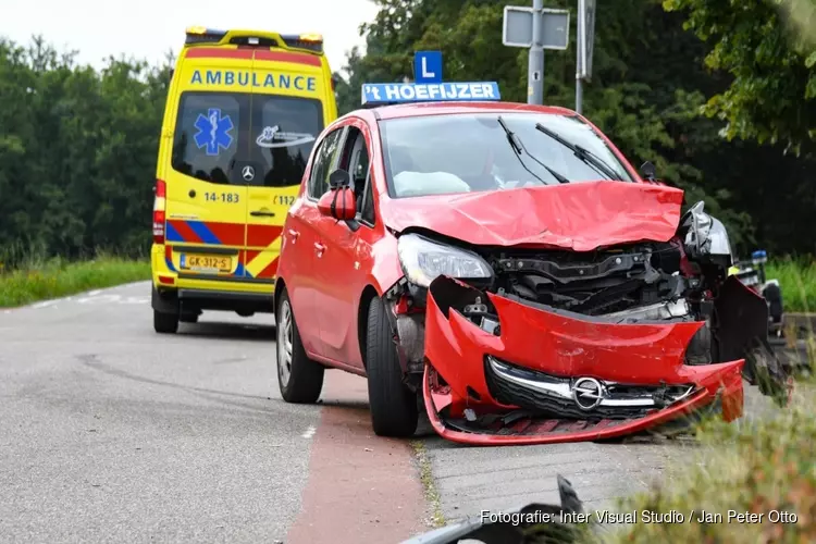 Veel schade na ongeluk met lesauto in Kortenhoef