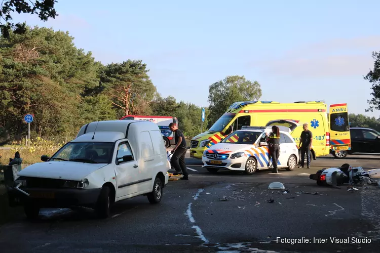 Scooterrijdster gewond na botsing in Bussum