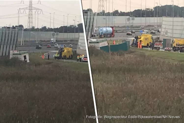 Vrachtwagen gekanteld op toerit A1 bij Muiden: berging na avondspits