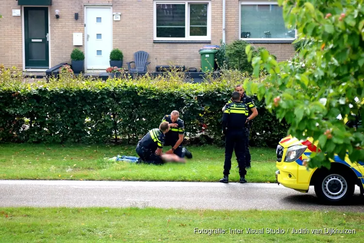 Agent licht gewond bij aanhouding in Huizen