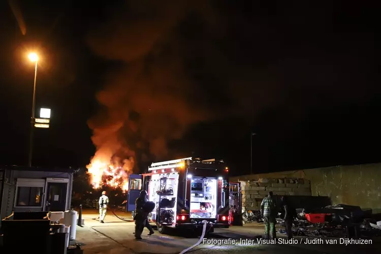 Grote rookwolk boven &#39;s-Graveland na brand