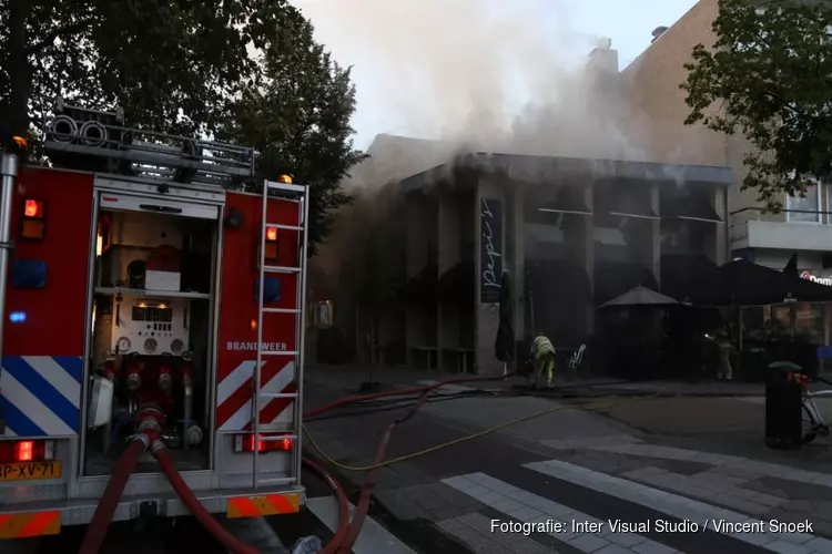 Brandweerman in ziekenhuis na krijgen kopstoot tijdens brand in Bussum