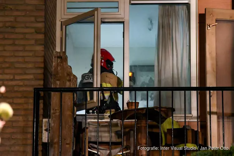 Man uit brandende woning gered