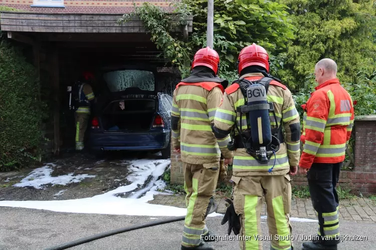 Auto brandt volledig uit in Bussum