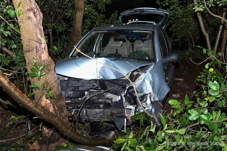 Auto tegen boom in Hilversum