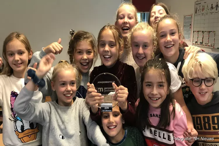 Jongerenprijs voor Bussumse Isa (10) na bijzondere prestatie tijdens Swim to Fight Cancer
