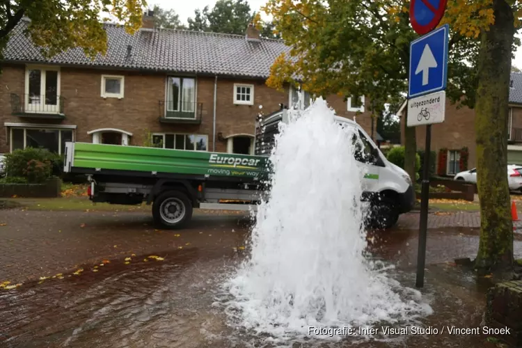 Brandkraan-aansluiting kapot: waterballet in Huizen