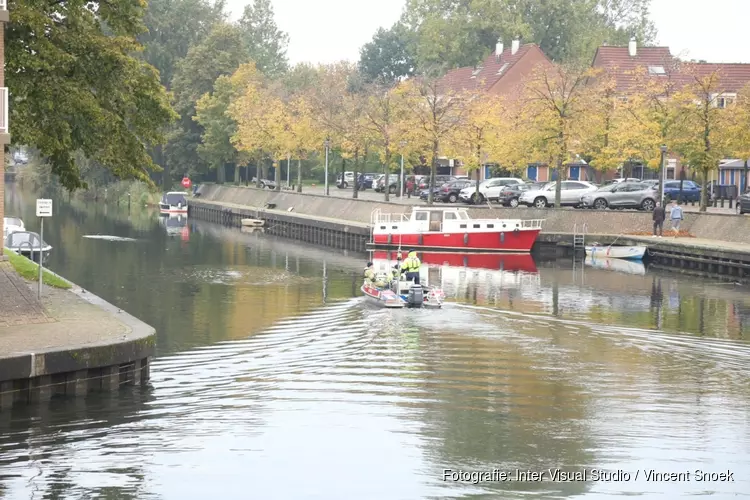 Oliespoor op het water bij Huizen