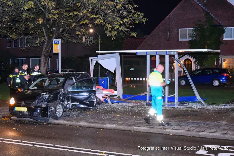 Bushokje en auto verloren na ongeluk