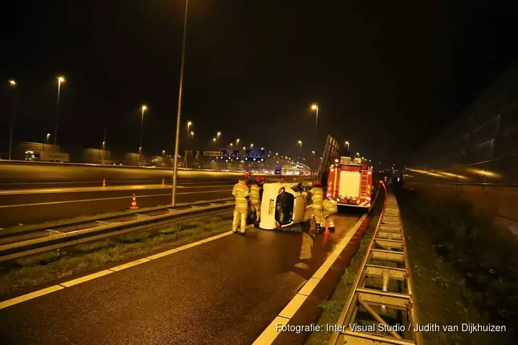 Auto op z&#39;n kant na ongeval op A1 bij Muiden