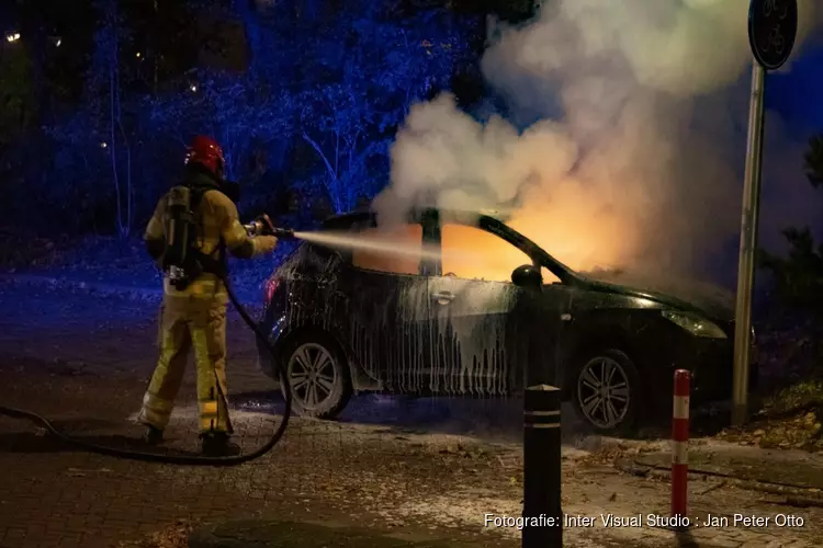 Brandende auto begint te rijden in Hilversum