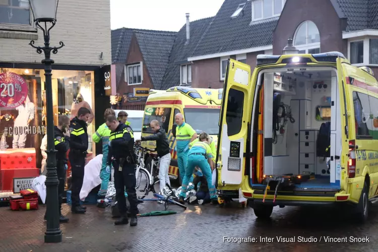 Fietsers naar ziekenhuis na botsing in Huizen