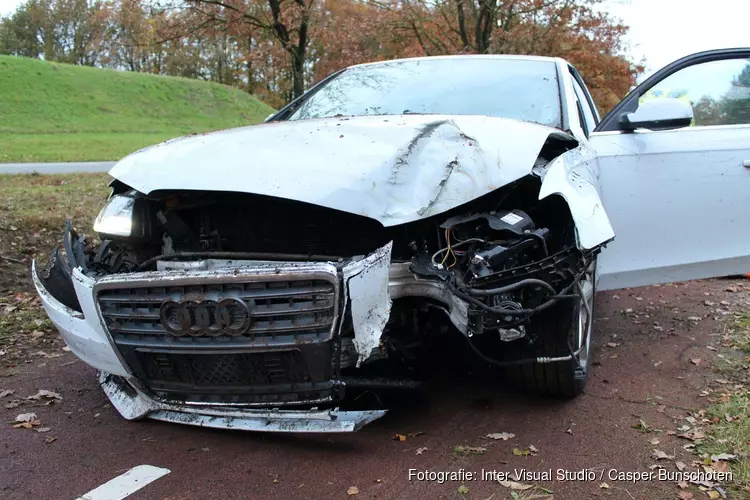 Auto raakt van de weg in Huizen