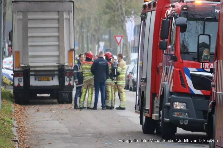 Bedrijf in Huizen ontruimd na lekken mogelijk gevaarlijke stof