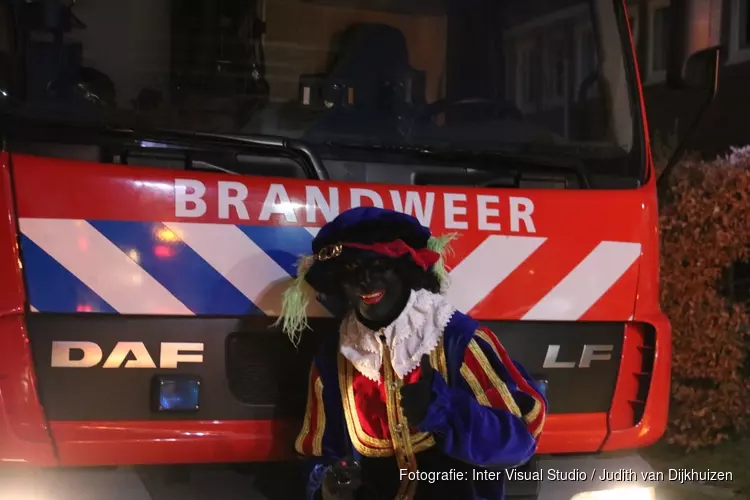 Brandweerpiet helpt een handje bij brand in Bussum