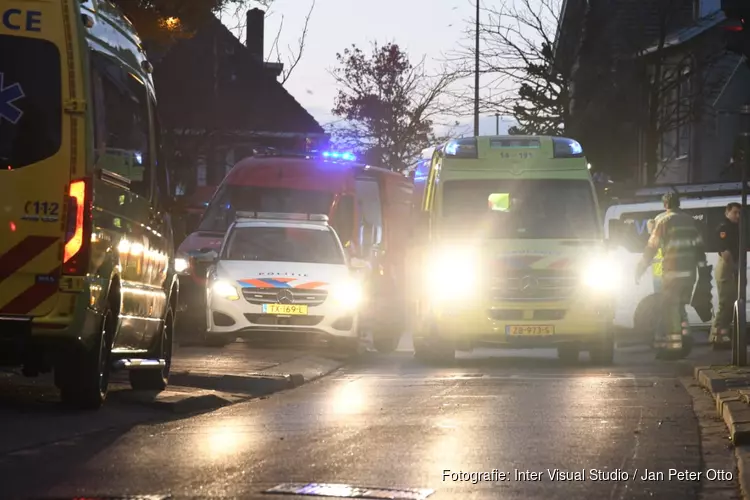 Scooterrijder raakt bekneld onder bestelbus in Hilversum