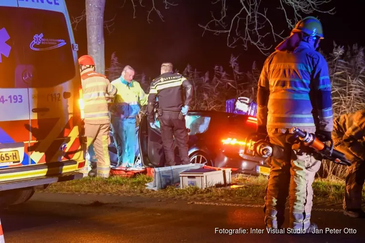 Bestuurder bekneld na botsing Kortenhoef