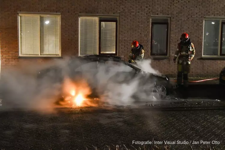 Twee auto&#39;s door brand verwoest in Huizen