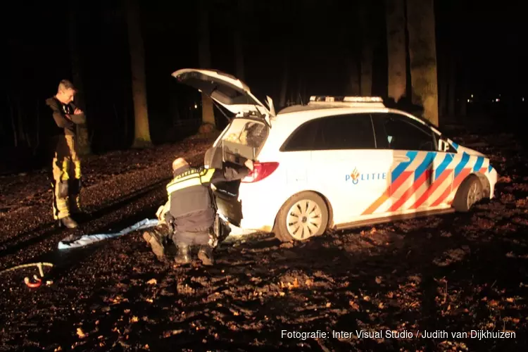 Politieauto losgetrokken door brandweer in Baarn