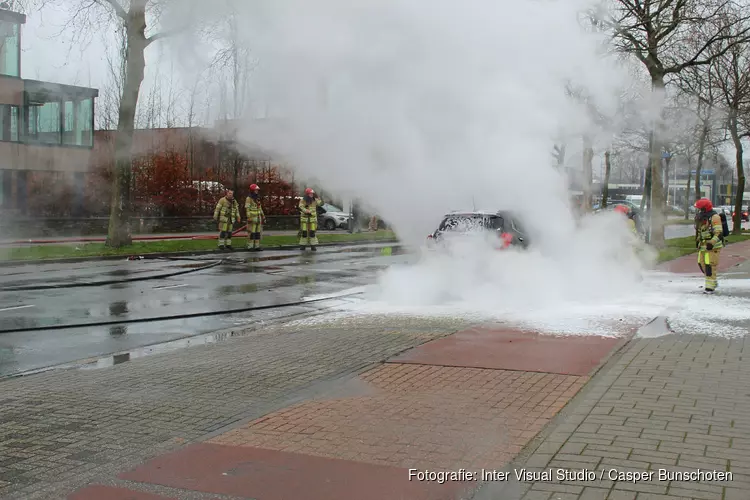 Auto vliegt in brand in Huizen