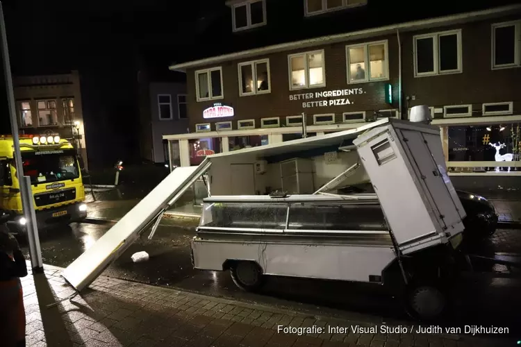 Mobiele kraam total loss na crash in Hilversum