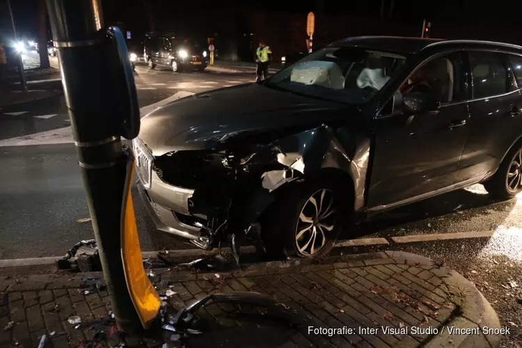 Auto tegen lantaarnpaal