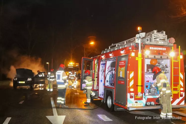 Uitgebrande auto vliegt voor tweede keer in brand