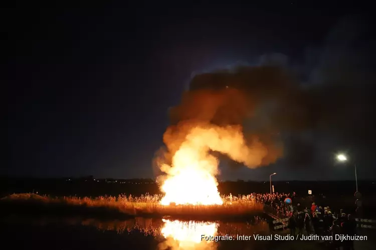 Veel publiek bij kerstbomenvuur in Muiden