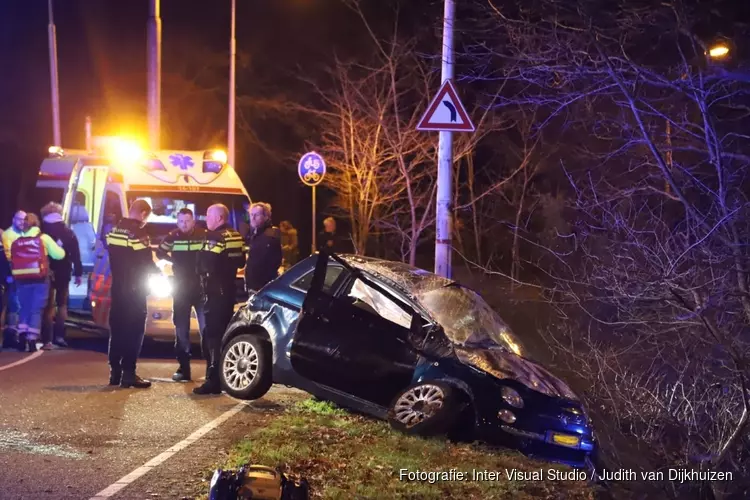 Auto meerdere malen over de kop bij ongeval Laren