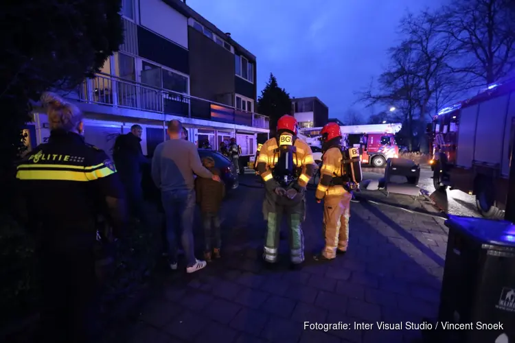 Brandweer forceert deur woning