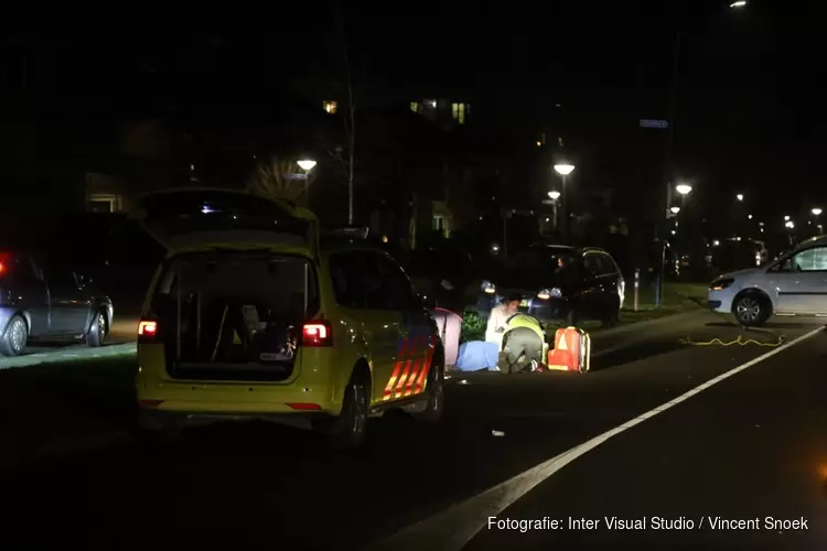 Chaos door aanrijding busje en scooterrijder