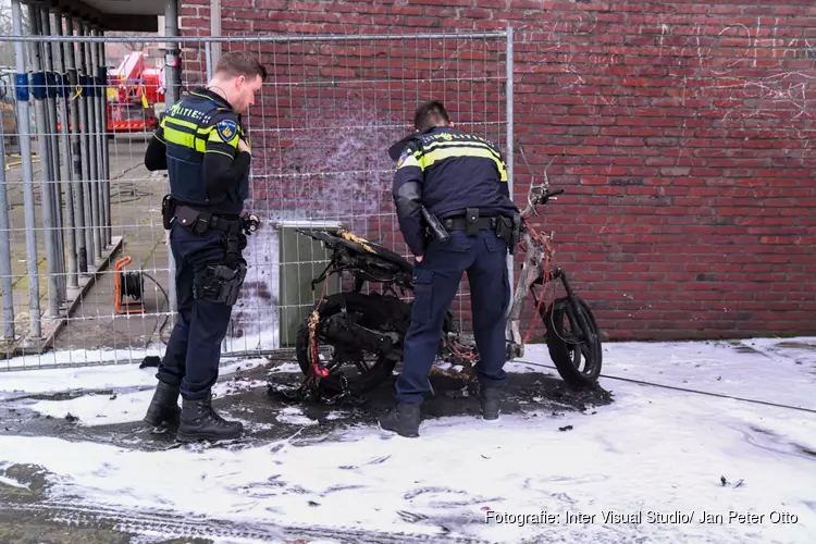 Scooter door brand verwoest bij flatgebouw in Hilversum