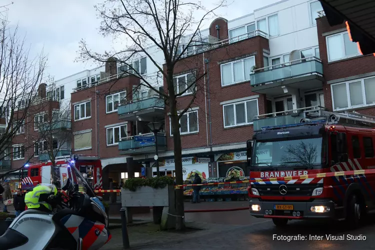 Brand boven winkels in Huizen