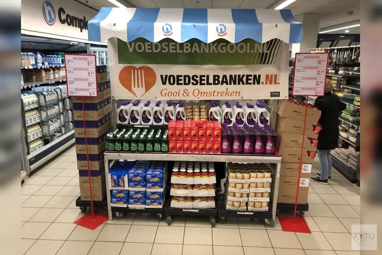 Klanten Hoogvliet Seinstraat geven gul aan Voedselbank